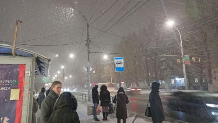 В Саратове продолжается снегопад