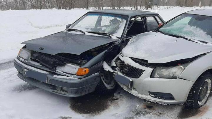В Балакове молодой водитель "пятнадцатой" попал в больницу после столкновения с Chevrolet 