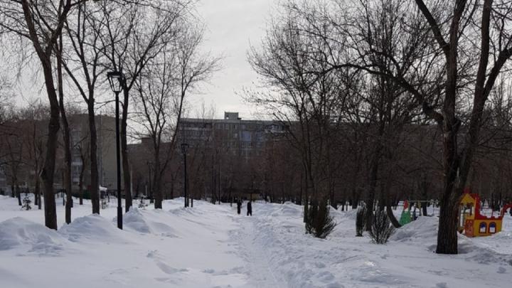 Жители Комсомольского поселка возмущены нечищенными дорожками в парке Гагарина