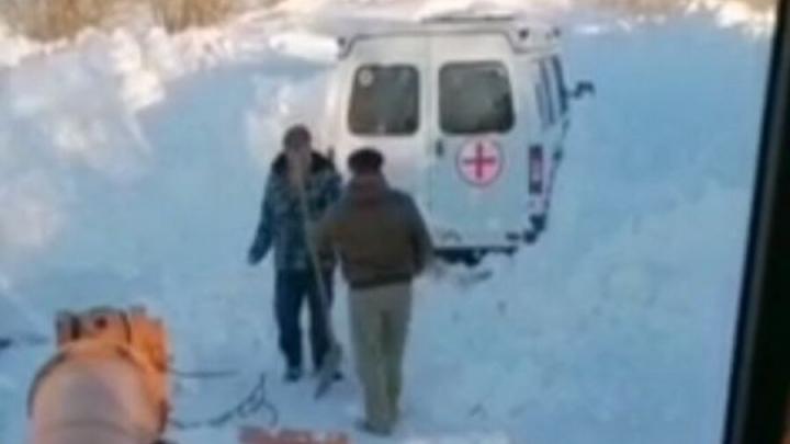 Саратовские спасатели откопали заметенную снегом машину скорой помощи