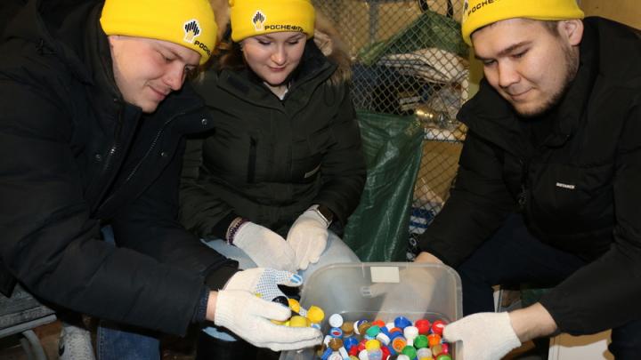 Работники Саратовского НПЗ собрали более 50 кг пластиковых крышек  в экоакции 