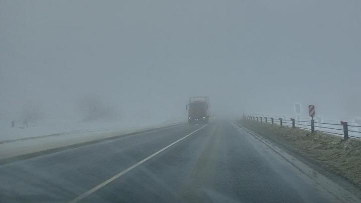 Саратовцев предупреждают о скользких дорогах и тумане