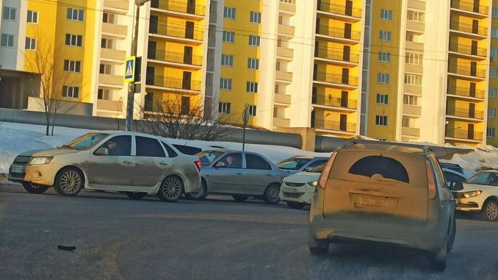 ДТП на Топольчанской в Саратове создало утреннюю пробку