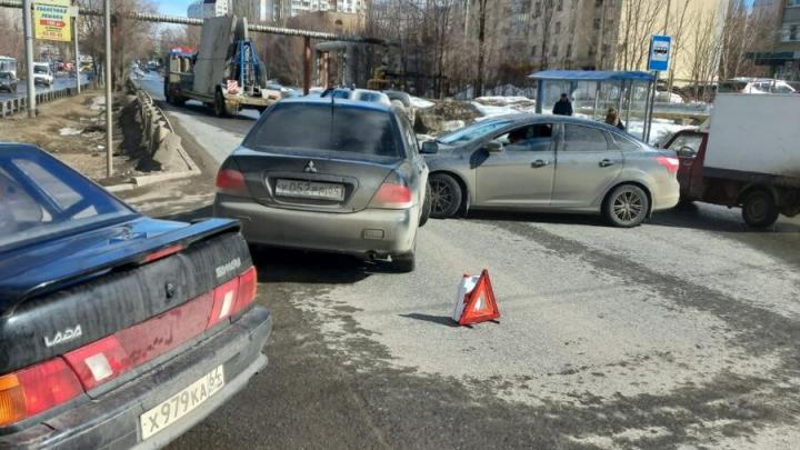 Авария двух легковушек блокировала движение по Тархова 