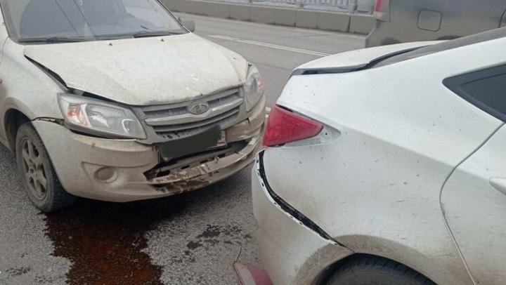 Две молодые автоледи устроили ДТП на Саратовском мосту: одна в больнице