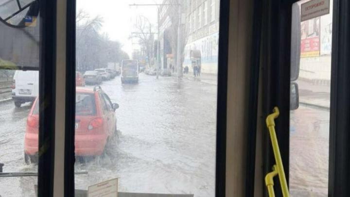 Жители Кировского района все еще без воды из-за нового прорыва трубы