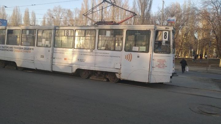 В Саратове у школы искусств сломался трамвай № 8