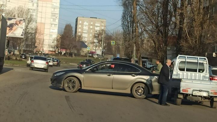 Выезд из Саратова затруднен из-за ДТП на Тархова