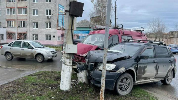 В массовой аварии в Вольске пострадали мужчина с четырехлетним сыном