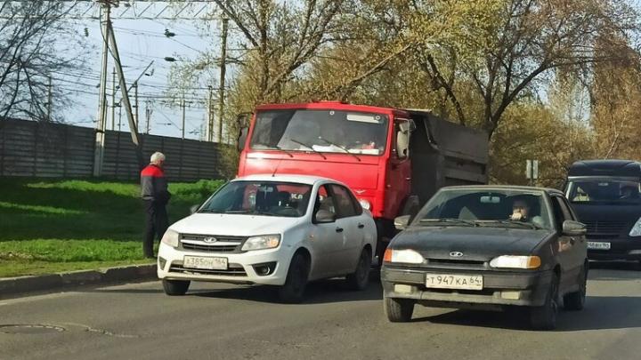 "КамАЗ" врезался в "Ладу" на Ново-Астраханском шоссе