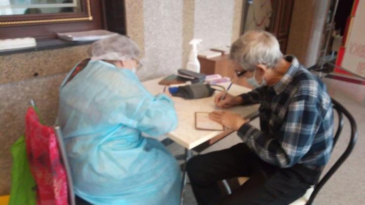 Пожилые люди стали меньше болеть ковидом в Саратовской области