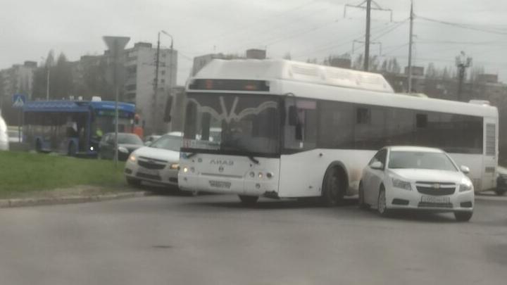 Автобус № 53 и иномарка создали пробку в Солнечном