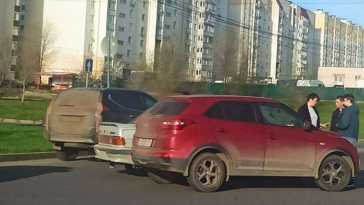 На Антонова в Саратове пробка из-за ДТП