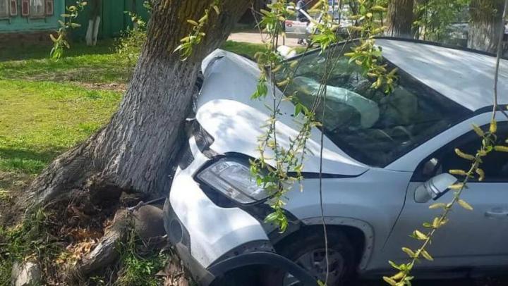 В Балашове автоледи врезалась в дерево и попала в больницу