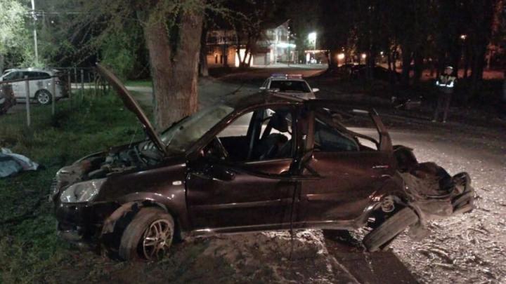 Иномарка въехала в дерево в Балакове: водитель погиб, пассажир в больнице