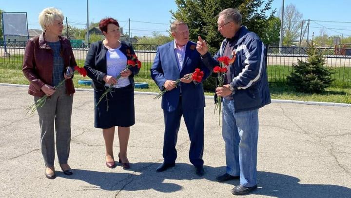 Панков вместе с жителями Воскресенского района возложил цветы к мемориалу легендарного политрука Василия Клочкова