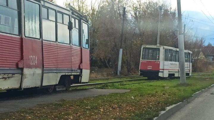 Сломанный вагон прервал движение 11-го трамвая