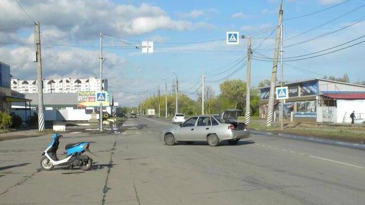 В Энгельсе водитель скутера попал в больницу после столкновения с иномаркой