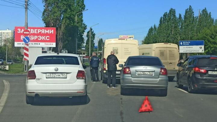 Инкассаторская машина попала в аварию на Шехурдина в Саратове