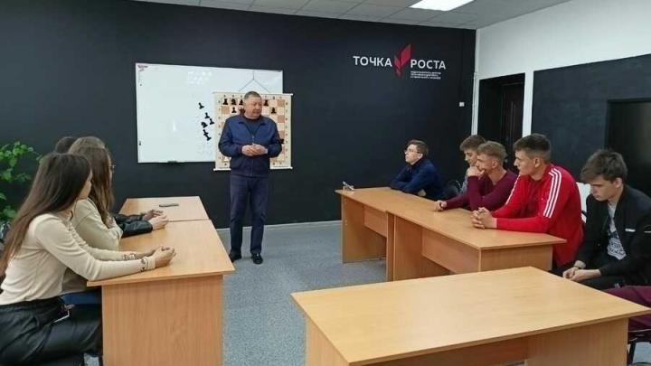 Александр Романов поздравил балтайских выпускников с окончанием школы
