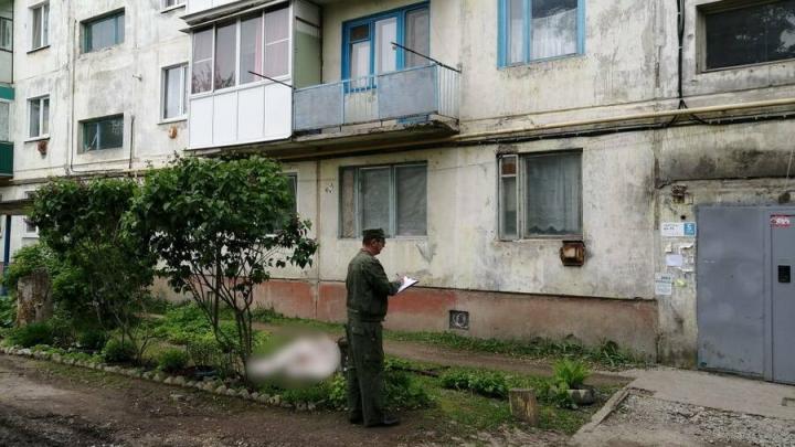 Житель Пугачева погиб, пытаясь попасть в квартиру с балкона соседки | 18+