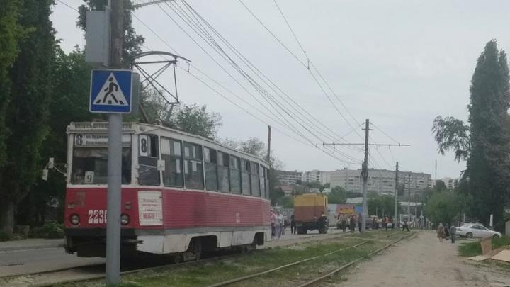 Во 2-м Пролетарском поселке Саратова сломался трамвай № 9