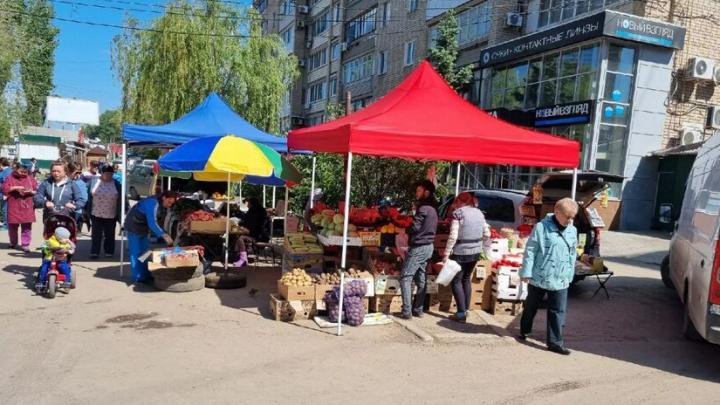 Жители Энгельса жалуются на стихийный рынок на проспекте Строителей 