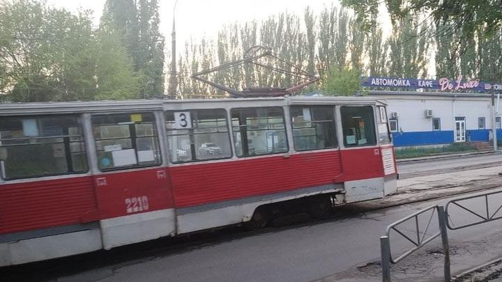 Сошедший с рельсов вагон остановил четыре трамвайных маршрута в Саратове