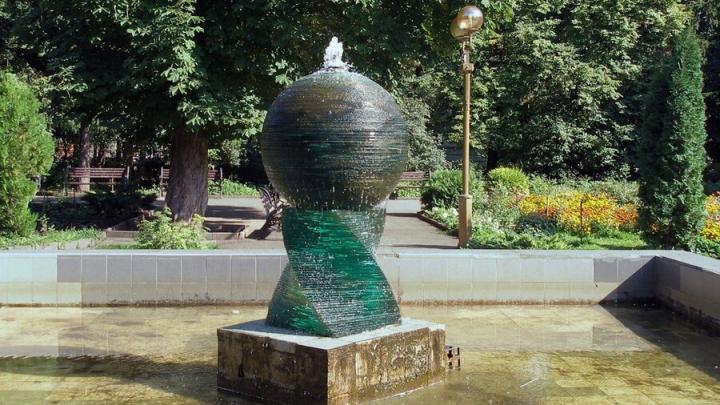 В Липках реконструируют фонтан «Глобус»