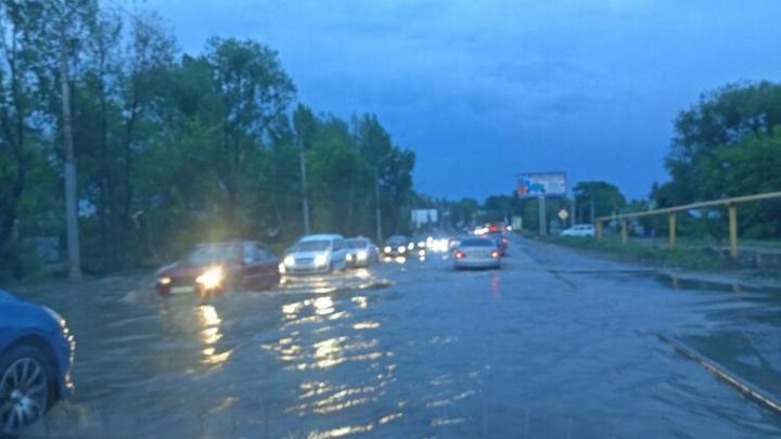 Из-за ливня на Московском шоссе плывут автомобили