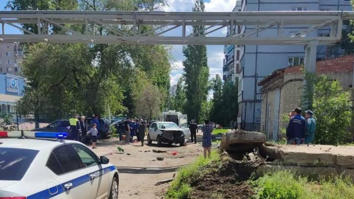 В Балакове погиб водитель иномарки после наезда на тепловую камеру