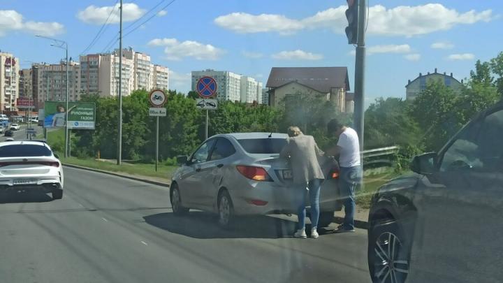 Из-за двух иномарок затруднен выезд из Саратова по Усть-Курдюмскому шоссе