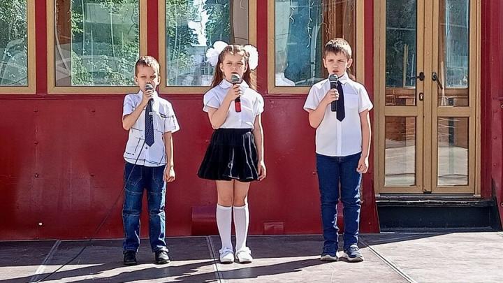 У ретро-трамвая "Семен" дети поют патриотические песни