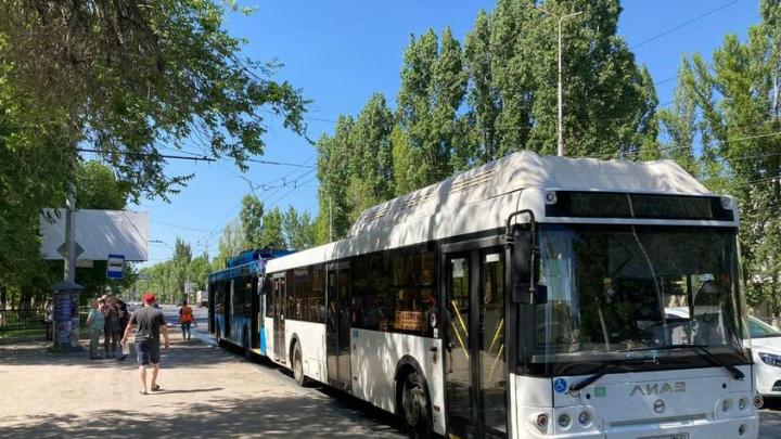 Троллейбус догнал автобус на проспекте 50 лет Октября: пожилая пассажирка в больнице