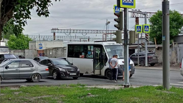 Автобус № 60 попал в тройное ДТП в Заводском раойне