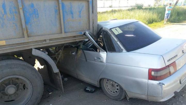 В Пугачеве "десятка" въехала под "КамАЗ": водитель и 6-летний ребенок в больнице