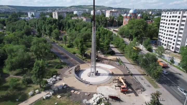 В Заводском районе Саратова установили стелу "Город трудовой доблести"