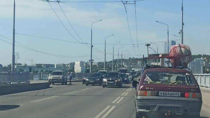 Массовая авария на Саратовском мосту остановила движение транспорта