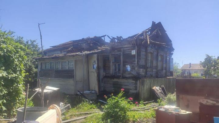 Из-за пожаре в бане под Саратовом чуть не сгорел деревянный дом