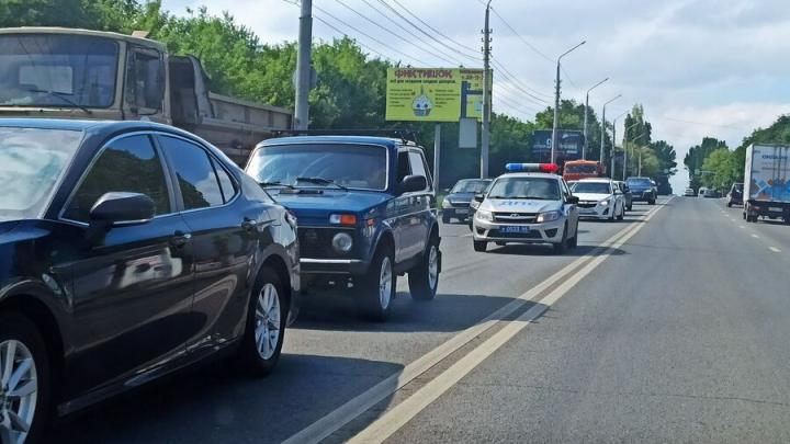 Toyota и "Нива" создали пробку на Шехурдина в сторону центра Саратова
