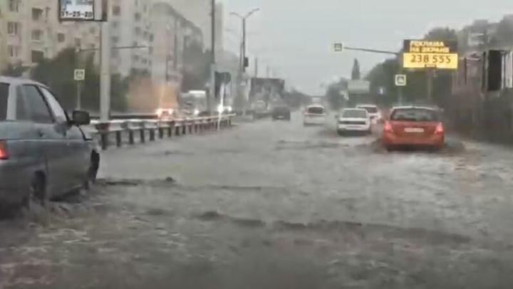 В Саратове затопило улицу Тархова | ВИДЕО