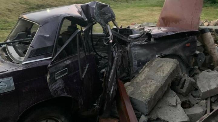 В Хвалынском районе "семерка" врезалась в гараж: пассажирка не выжила
