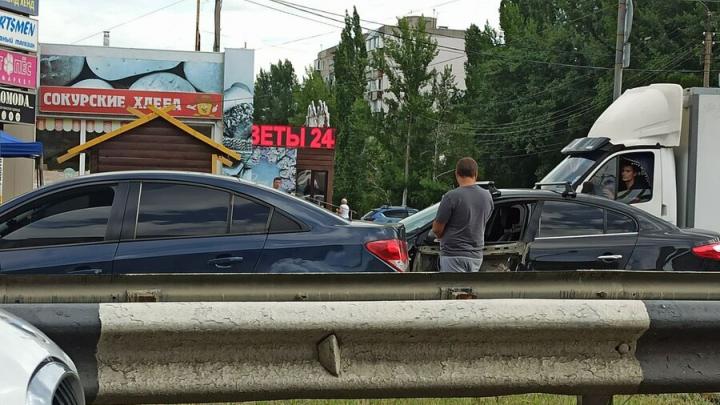 Chevrolet отлетел в отбойник после столкновения со Skoda  в Солнечном