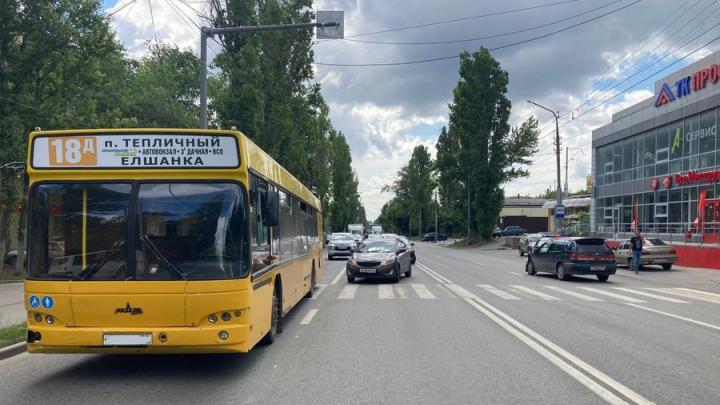 Переходивший дорогу на Шехурдина парень попал под колеса иномарки и отлетел в автобус