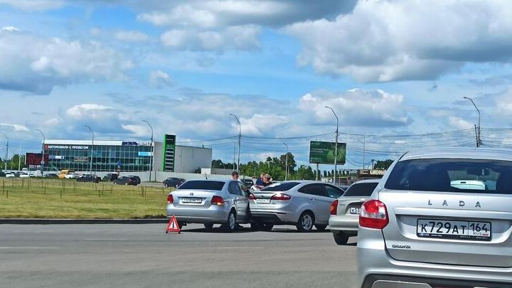 Две иномарки блокировали Пристанское шоссе в Юбилейном