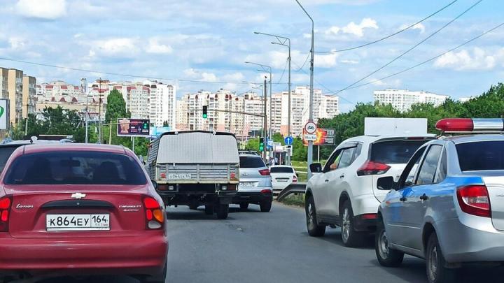 На выезде из Саратова Hyundai и "УАЗ" создали пробку
