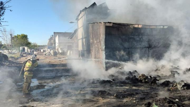 В саратовском поселке сгорел склад с пластиком