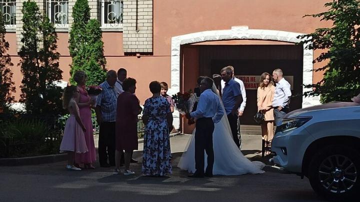 День семьи, любви и верности превратился в день свадеб в Саратове
