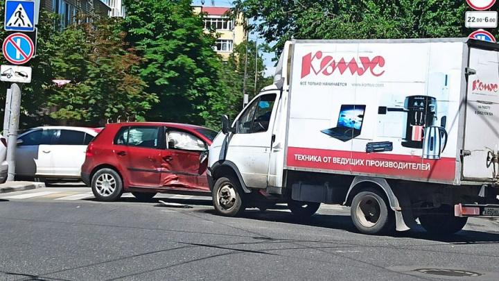В Волжском районе в ДТП разбились "ГАЗель" и Volkswagen 