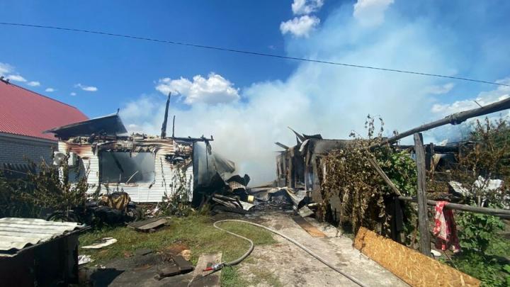 У жителя Вольского района сгорели два дома